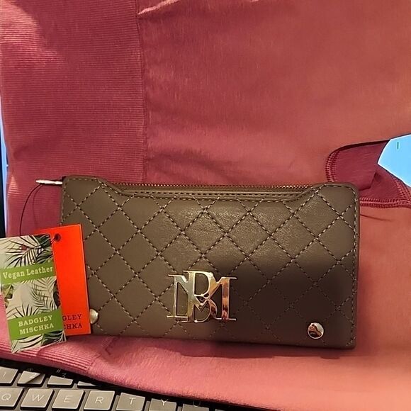 Badgley Mischka Long Cards Wallet NWT Taupe colored - Picture 1 of 6